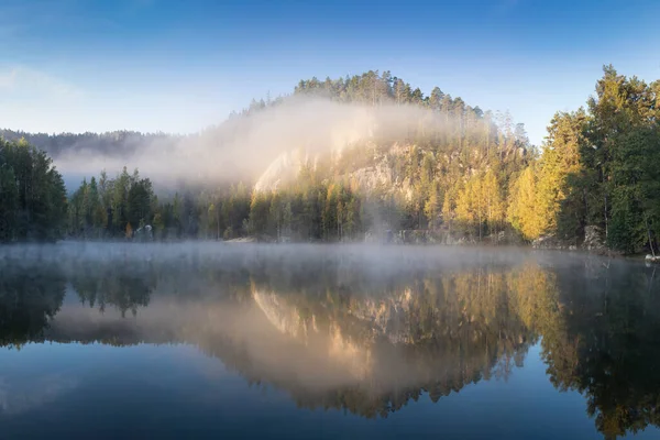 Чудові Кольорові Дерева Озером Восени Ландшафтна Фотографія Пізня Осінь Рання — стокове фото