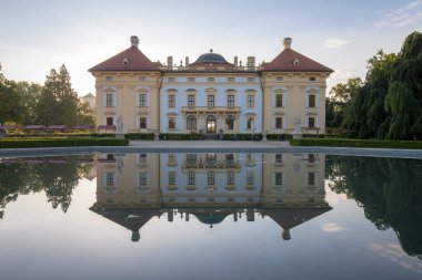 Çek Cumhuriyeti 'nin Slavkov u Brna şehrindeki şato, 1805' teki Üç İmparator Savaşı 'ndan sonra Napolyon' un barışı sağladığı güzel bir Barok İncisi. Yaz güneşli bir gün, Slavkov kalesi.