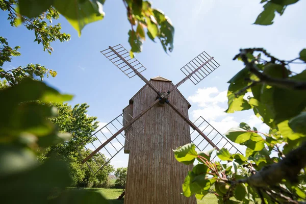 Alte Windmühle Auf Einem Hügel Sonnenlicht Bei Sonnenuntergang Grüne Felder — Stockfoto