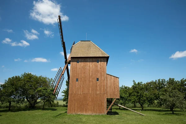 Alte Windmühle Auf Einem Hügel Sonnenlicht Bei Sonnenuntergang Grüne Felder — Stockfoto