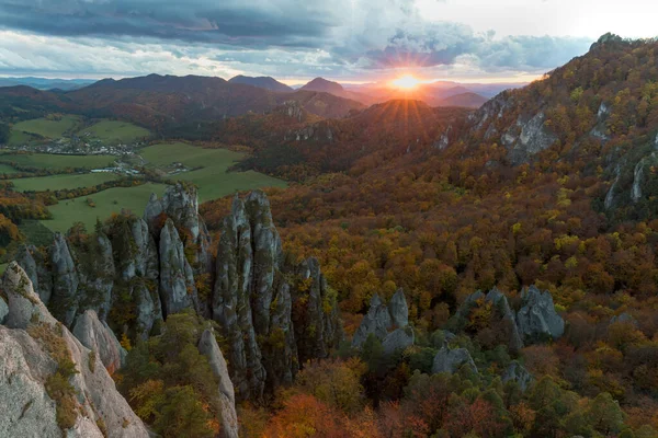 スロバキアのスロバキアの風景 美しい秋の日の出 森の木々の上のカラフルな葉 山の奇妙な尖った岩 谷のわずかな霧 空の劇的な雲 — ストック写真
