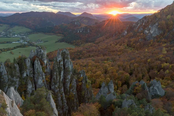 Сценический Пейзаж Сулове Словакия Красивом Осеннем Восходе Солнца Красочными Листьями — стоковое фото