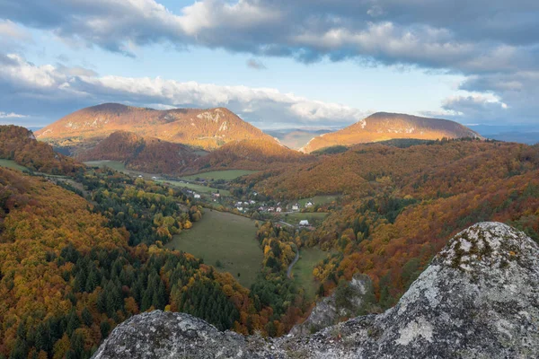 Paesaggio Paesaggistico Sulov Slovacchia Sulla Splendida Alba Autunnale Con Foglie — Foto Stock