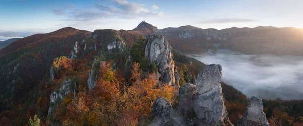 Paisaje Escénico Sulov Eslovaquia Hermoso Amanecer Otoño Con Hojas Coloridas — Foto de Stock