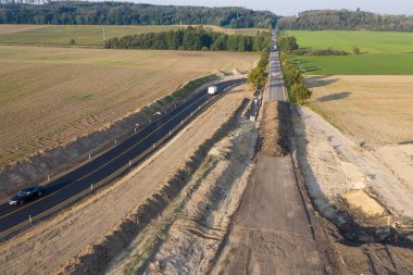İnşaatın altındaki kavşak kavşağın yukarısında bir trafik kavşağı görünüyor. Hava görüntüsü. Reçel sorununu çözüyorum. Yol yapımı
