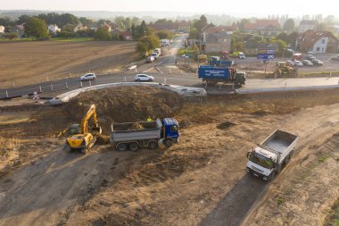İnşaatın altındaki kavşak kavşağın yukarısında bir trafik kavşağı görünüyor. Hava görüntüsü. Reçel sorununu çözüyorum. Yol yapımı