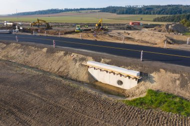 İnşaatın altındaki kavşak kavşağın yukarısında bir trafik kavşağı görünüyor. Hava görüntüsü. Reçel sorununu çözüyorum. Yol yapımı