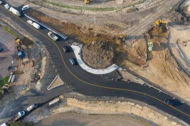 İnşaatın altındaki kavşak kavşağın yukarısında bir trafik kavşağı görünüyor. Hava görüntüsü. Reçel sorununu çözüyorum. Yol yapımı