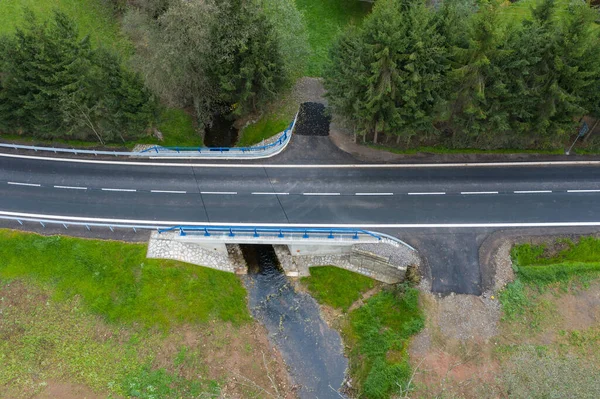 Een Nieuwe Brug Een Riviertje Zomertijd Kleine Versterkte Betonnen Brug — Stockfoto