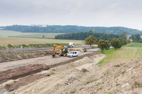 İnşaatın altındaki kavşak kavşağın yukarısında bir trafik kavşağı görünüyor. Hava görüntüsü. Reçel sorununu çözüyorum. Yol yapımı