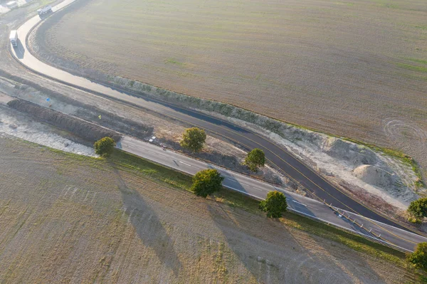 Nşaatın Altındaki Kavşak Kavşağın Yukarısında Bir Trafik Kavşağı Görünüyor Hava — Stok fotoğraf