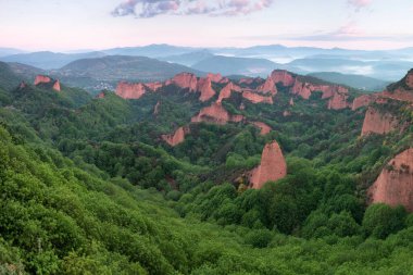 Eski bir Roma madeni olan Las Mdulas, Roma İmparatorluğu 'nun en büyük açık altın madeni olarak kabul ediliyordu. UNESCO tarafından 2002 yılında Dünya Mirası ve Doğal Anıt olarak ilan edildi. Len, İspanya