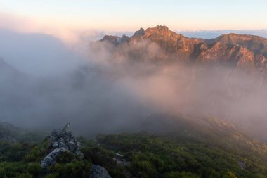 Pico do Arieiro Dağı, Madeira Adası, Portekiz manzaralı dik ve güzel dağlar gün doğumunda.