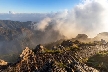 Pico do Arieiro Dağı, Madeira Adası, Portekiz manzaralı dik ve güzel dağlar gün doğumunda.