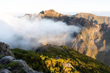 Pico do Arieiro Dağı, Madeira Adası, Portekiz manzaralı dik ve güzel dağlar gün doğumunda.
