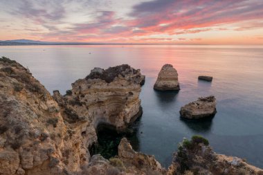 Portekiz, Algarve 'deki uçurum, sahil ve turkuaz sularıyla muhteşem bir manzara.