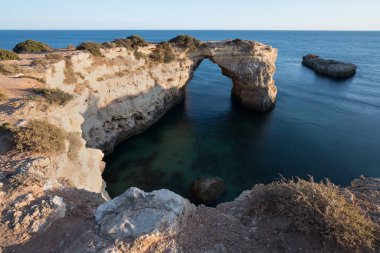 Portekiz, Algarve 'deki uçurum, sahil ve turkuaz sularıyla muhteşem bir manzara.