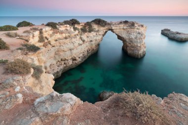Portekiz, Algarve 'deki uçurum, sahil ve turkuaz sularıyla muhteşem bir manzara.