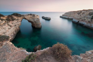 Portekiz, Algarve 'deki uçurum, sahil ve turkuaz sularıyla muhteşem bir manzara.