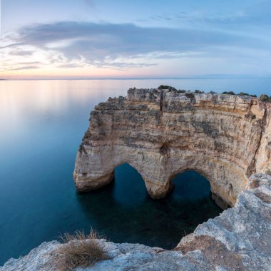Portekiz, Algarve 'deki uçurum, sahil ve turkuaz sularıyla muhteşem bir manzara.