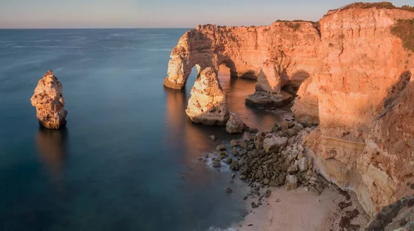 Niesamowity Krajobraz Klifem Plażą Turkusową Wodą Algarve Portugalia — Zdjęcie stockowe