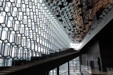 REYKJAVIK, ICELAND - 04, 04, 04, 04, 2022: Harpa konser salonu başkentin göbeğinde bulunan ve aynı zamanda ülkede inşa edilmiş en pahalı kamu binasıdır..