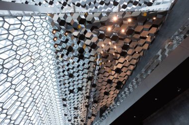 REYKJAVIK, ICELAND - 04, 04, 04, 04, 2022: Harpa konser salonu başkentin göbeğinde bulunan ve aynı zamanda ülkede inşa edilmiş en pahalı kamu binasıdır..