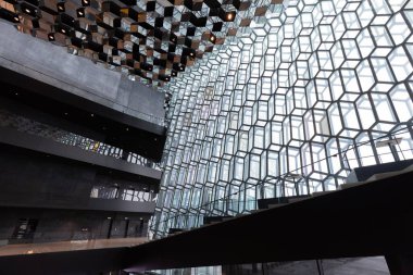REYKJAVIK, ICELAND - 04, 04, 04, 04, 2022: Harpa konser salonu başkentin göbeğinde bulunan ve aynı zamanda ülkede inşa edilmiş en pahalı kamu binasıdır..