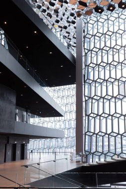 REYKJAVIK, ICELAND - 04, 04, 04, 04, 2022: Harpa konser salonu başkentin göbeğinde bulunan ve aynı zamanda ülkede inşa edilmiş en pahalı kamu binasıdır..