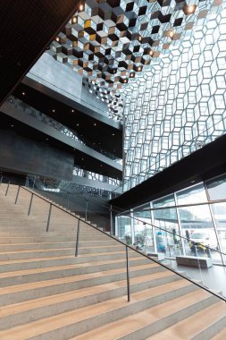 REYKJAVIK, ICELAND - 04, 04, 04, 04, 2022: Harpa konser salonu başkentin göbeğinde bulunan ve aynı zamanda ülkede inşa edilmiş en pahalı kamu binasıdır..