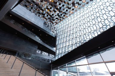 REYKJAVIK, ICELAND - 04, 04, 04, 04, 2022: Harpa konser salonu başkentin göbeğinde bulunan ve aynı zamanda ülkede inşa edilmiş en pahalı kamu binasıdır..