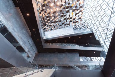 REYKJAVIK, ICELAND - 04, 04, 04, 04, 2022: Harpa konser salonu başkentin göbeğinde bulunan ve aynı zamanda ülkede inşa edilmiş en pahalı kamu binasıdır..