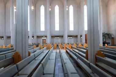 Reykjavik, İzlanda, 04 04 04 2022: Hallgrmur İç Kilisesi (Hallgrmskirkja) - Reykjavik İzlanda turizm merkezi, başkent simgesi Tavana bakıyorum.