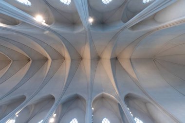 Reykjavik, İzlanda, 04 04 04 2022: Hallgrmur İç Kilisesi (Hallgrmskirkja) - Reykjavik İzlanda turizm merkezi, başkent simgesi Tavana bakıyorum.