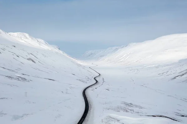 Tiro Largo Carro Jipe Que Conduz Estrada Islândia Com Montanhas — Fotografia de Stock