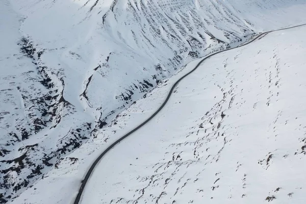 Szeroki Strzał Jeep Car Jazdy Islandii Road Królewną Śnieżką Góry — Zdjęcie stockowe