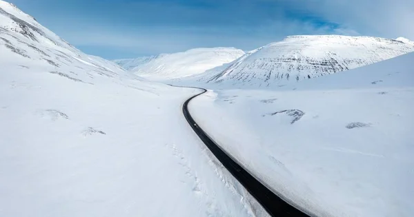 Ευρεία Shot Της Οδήγησης Jeep Car Στην Ισλανδία Road Χιονάτη — Φωτογραφία Αρχείου