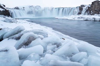 Kışın, İzlanda gün batımında Godafoss şelale.