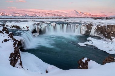 Kışın, İzlanda gün batımında Godafoss şelale.