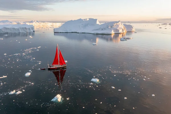 Sail Boat Red Sails Cruising Ice Bergs Dusk Front Full — Stock Photo, Image