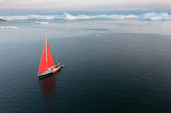 Sail Boat Red Sails Cruising Ice Bergs Dusk Front Full — Foto Stock