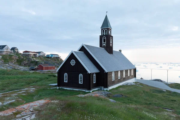 Гренландія Ілуліссат Сіонська Церква Заході Сонця Квітами Сонце Опівночі Гренландія — стокове фото