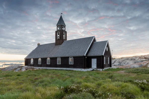 Γροιλανδία Ilulissat Εκκλησία Της Σιών Στο Ηλιοβασίλεμα Λουλούδια Ήλιος Μεσάνυχτα — Φωτογραφία Αρχείου
