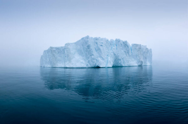 Изменение климата и глобальное потепление. Айсберги от тающего ледника в леднике Илулиссат, Гренландия. Ледяной ландшафт арктической природы в объекте мирового наследия ЮНЕСКО.