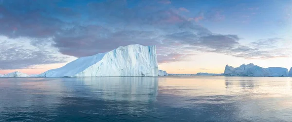 日没時に氷山 グリーンランドの自然と風景 ディスコ ベイ西グリーンランドだ夏の真夜中の太陽と氷山 氷の中の大きな青い氷気候変動や地球温暖化の影響を受け — ストック写真
