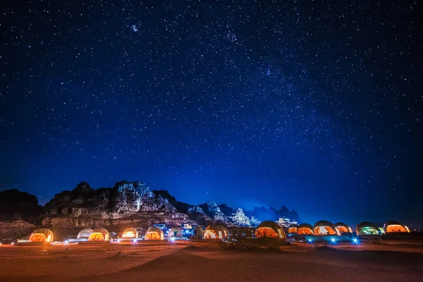 Cielo notturno in montagna Wadi Rum in Giordania Foto Stock