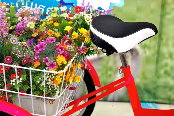 Blumen auf einem roten Fahrrad. — Stockfoto