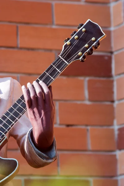 Mano che tiene un collo di chitarra — Foto Stock