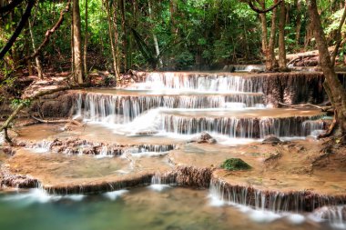 derin orman şelale Kanchanaburi'deki/daki oteller