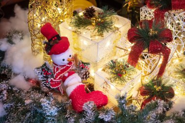 Noel Baba kostümlü kardan adam oyuncağı.